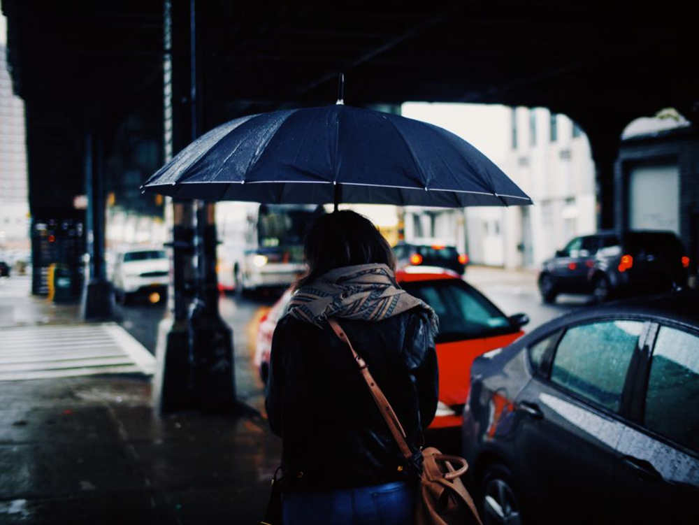 和下雨有关的深意文案 很有意境的雨天短句文案